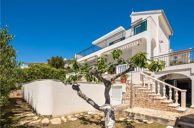 4 Bedroom Villa with Pool in Sevid near Primosten, Sleeps 8