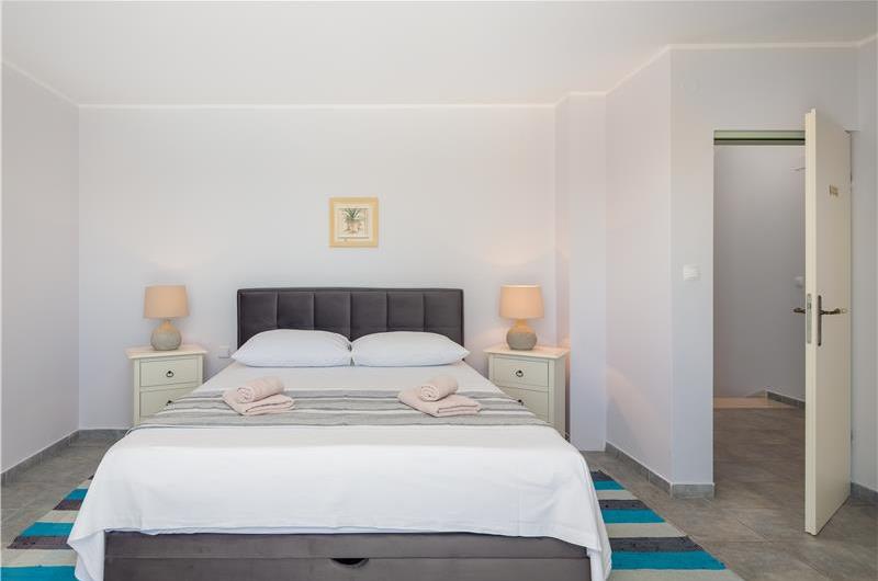 4 Bedroom Villa with Pool in Sevid near Primosten, Sleeps 8