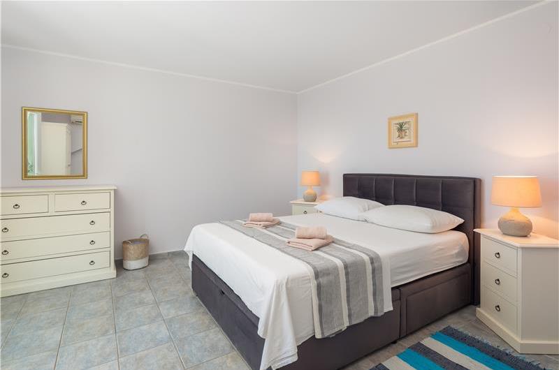 4 Bedroom Villa with Pool in Sevid near Primosten, Sleeps 8