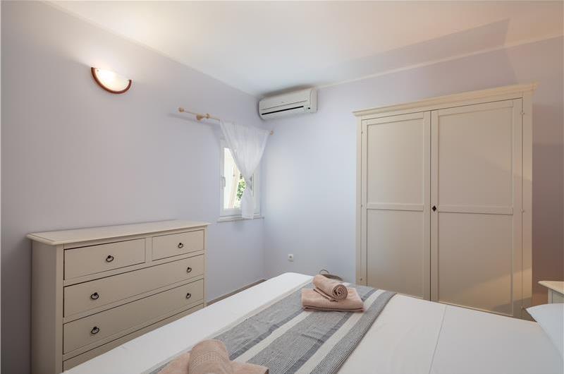 4 Bedroom Villa with Pool in Sevid near Primosten, Sleeps 8