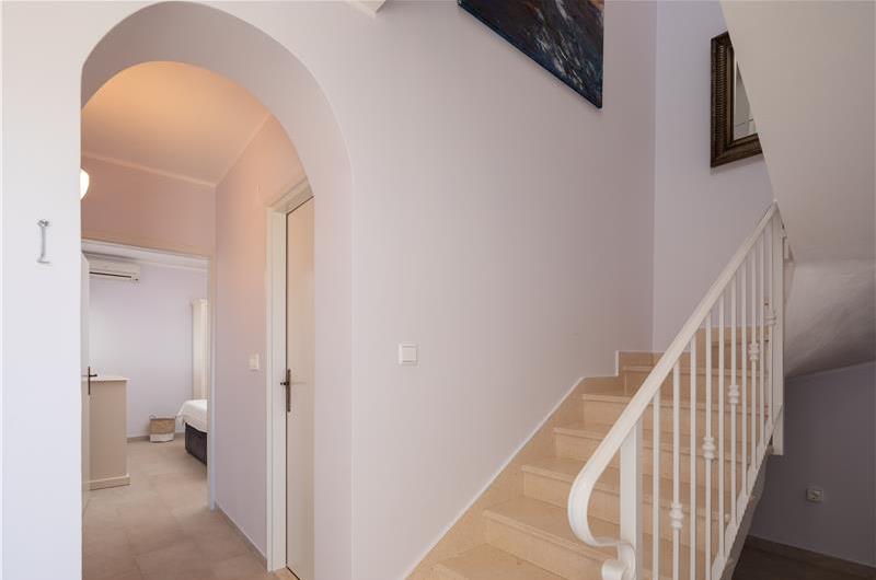 4 Bedroom Villa with Pool in Sevid near Primosten, Sleeps 8