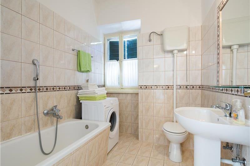 5 bedroom Hvar Island Villa with Pool sleeps 10-14