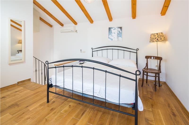 5 bedroom Hvar Island Villa with Pool sleeps 10-14