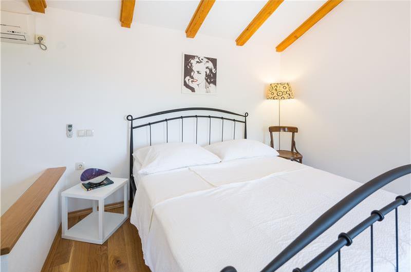 5 bedroom Hvar Island Villa with Pool sleeps 10-14