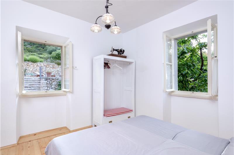 5 bedroom Hvar Island Villa with Pool sleeps 10-14