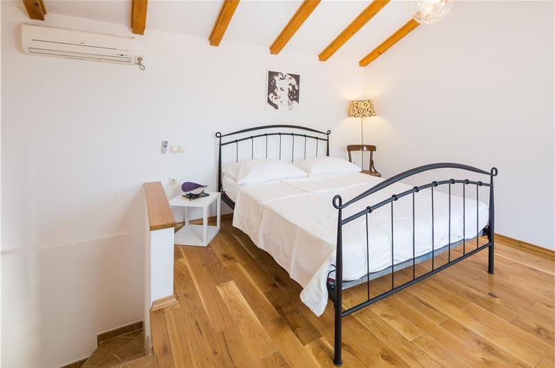 5 bedroom Hvar Island Villa with Pool sleeps 10-14