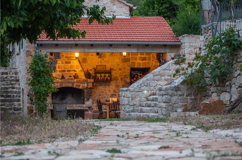 5 bedroom Hvar Island Villa with Pool sleeps 10-14