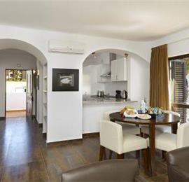 1 and 2 bedroom Apartments with Shared Pool in Sao Rafael near Albufeira, Sleeps 2-5