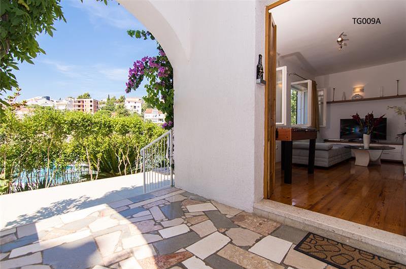Studio Apartment with Shared Pool near Trogir