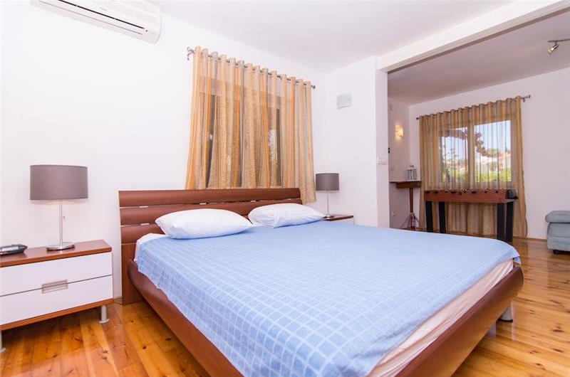 5 Bedroom Villa with Pool on Ciovo near Trogir sleeps 10-14