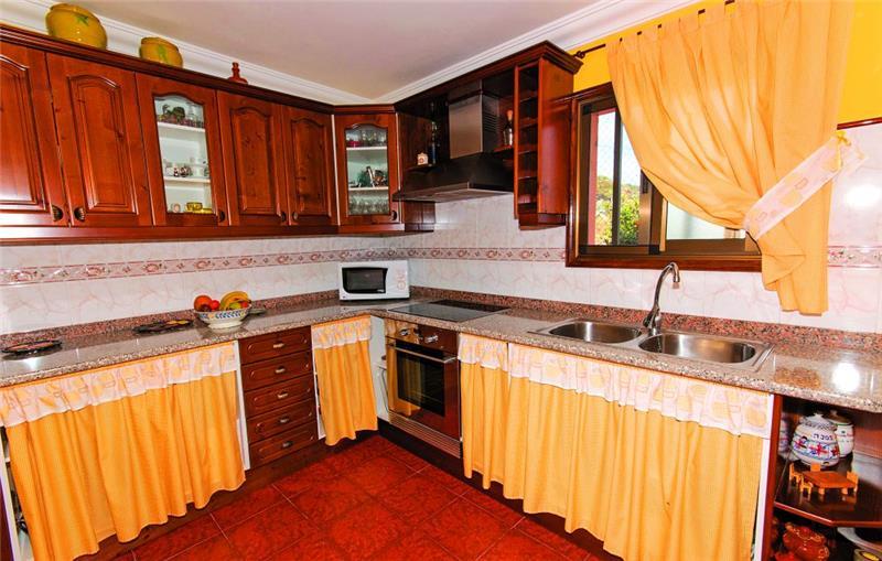 2 Bedroom Villa with Countryside and Sea Views near Arucas, sleeps 6