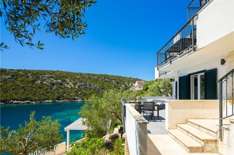 6 Bedroom Waterfront Villa with Pool in Uvala Ljubljeva near Trogir, Sleeps 12-13