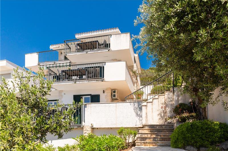 6 Bedroom Waterfront Villa with Pool in Uvala Ljubljeva near Trogir, Sleeps 12-13
