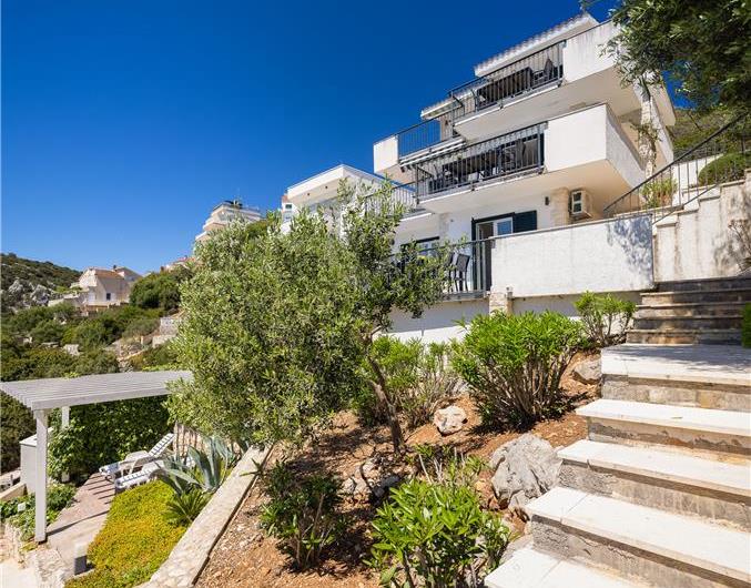 6 Bedroom Waterfront Villa with Pool in Uvala Ljubljeva near Trogir, Sleeps 12-13