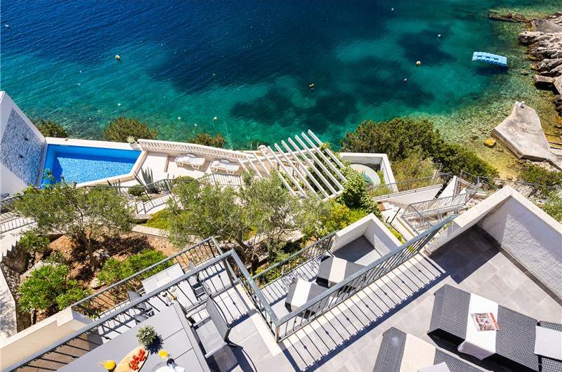6 Bedroom Waterfront Villa with Pool in Uvala Ljubljeva near Trogir, Sleeps 12-13