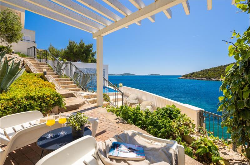 6 Bedroom Waterfront Villa with Pool in Uvala Ljubljeva near Trogir, Sleeps 12-13