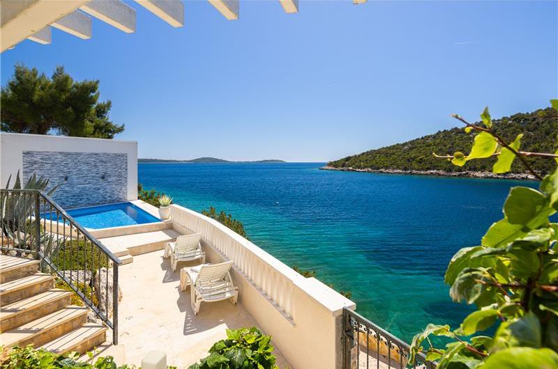 6 Bedroom Waterfront Villa with Pool in Uvala Ljubljeva near Trogir, Sleeps 12-13