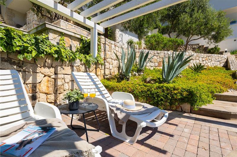 6 Bedroom Waterfront Villa with Pool in Uvala Ljubljeva near Trogir, Sleeps 12-13