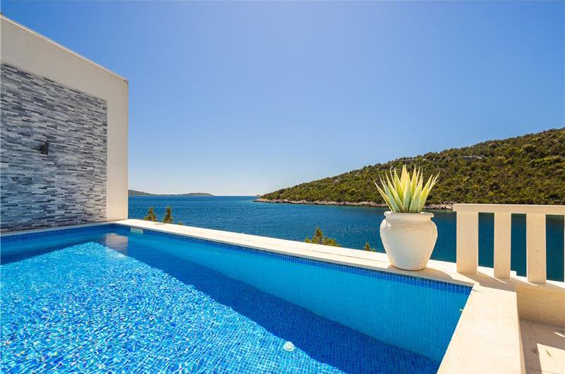 6 Bedroom Waterfront Villa with Pool in Uvala Ljubljeva near Trogir, Sleeps 12-13