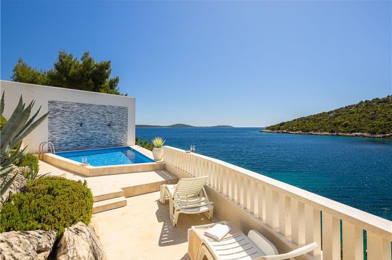6 Bedroom Waterfront Villa with Pool in Uvala Ljubljeva near Trogir, Sleeps 12-13