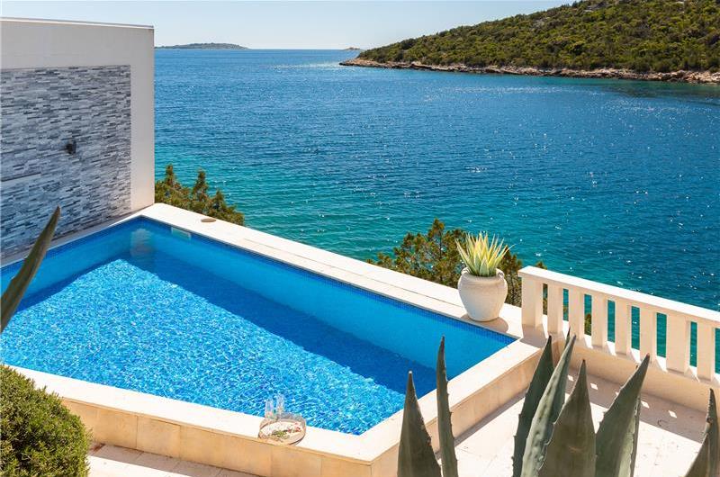 6 Bedroom Waterfront Villa with Pool in Uvala Ljubljeva near Trogir, Sleeps 12-13