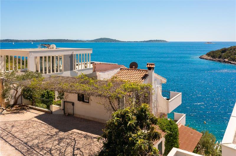 6 Bedroom Waterfront Villa with Pool in Uvala Ljubljeva near Trogir, Sleeps 12-13
