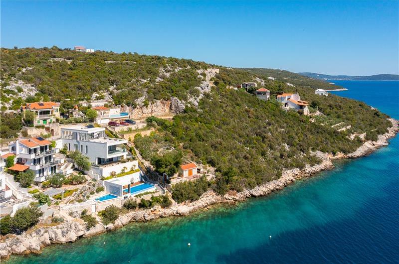 6 Bedroom Waterfront Villa with Pool in Uvala Ljubljeva near Trogir, Sleeps 12-13