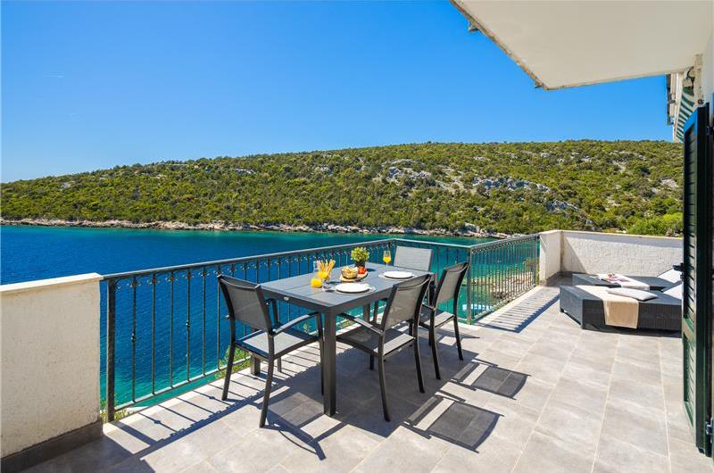 6 Bedroom Waterfront Villa with Pool in Uvala Ljubljeva near Trogir, Sleeps 12-13