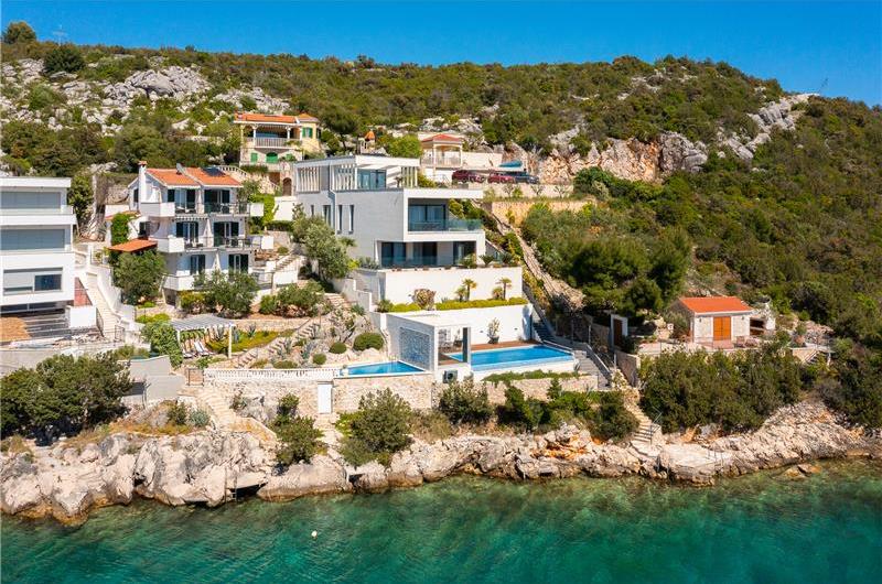6 Bedroom Waterfront Villa with Pool in Uvala Ljubljeva near Trogir, Sleeps 12-13