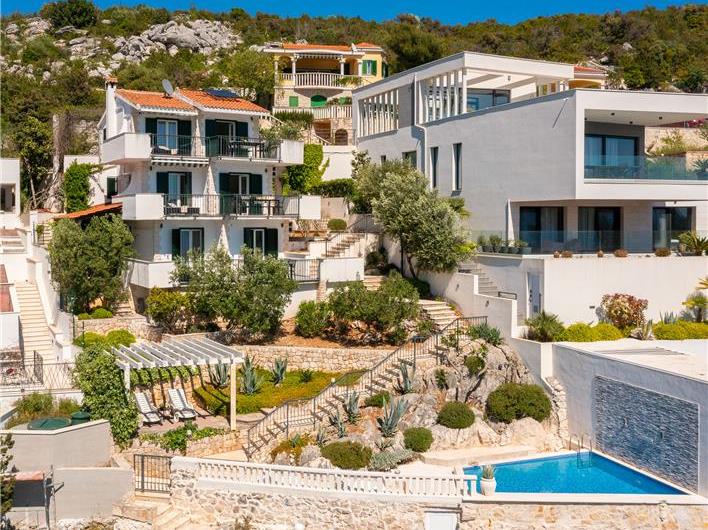 6 Bedroom Waterfront Villa with Pool in Uvala Ljubljeva near Trogir, Sleeps 12-13