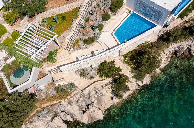 6 Bedroom Waterfront Villa with Pool in Uvala Ljubljeva near Trogir, Sleeps 12-13