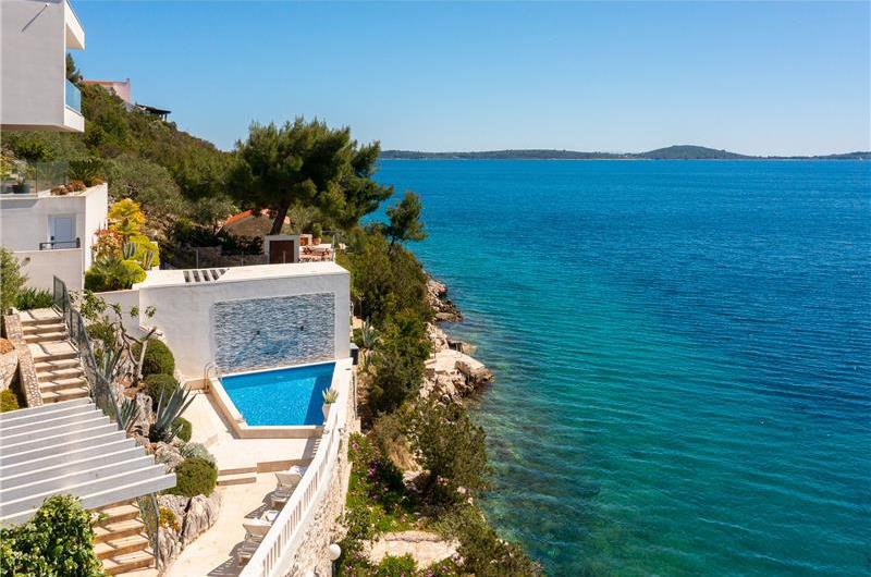 6 Bedroom Waterfront Villa with Pool in Uvala Ljubljeva near Trogir, Sleeps 12-13