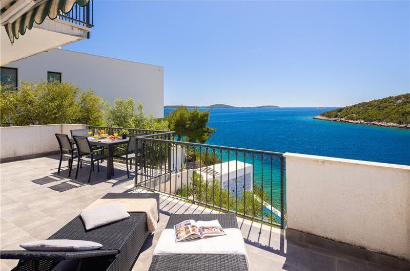 6 Bedroom Waterfront Villa with Pool in Uvala Ljubljeva near Trogir, Sleeps 12-13