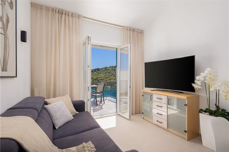 6 Bedroom Waterfront Villa with Pool in Uvala Ljubljeva near Trogir, Sleeps 12-13