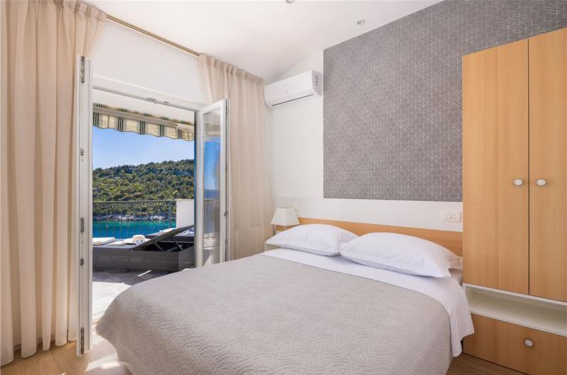 6 Bedroom Waterfront Villa with Pool in Uvala Ljubljeva near Trogir, Sleeps 12-13