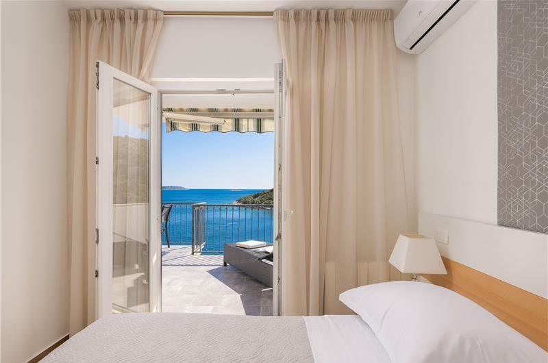 6 Bedroom Waterfront Villa with Pool in Uvala Ljubljeva near Trogir, Sleeps 12-13