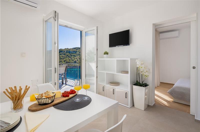 6 Bedroom Waterfront Villa with Pool in Uvala Ljubljeva near Trogir, Sleeps 12-13