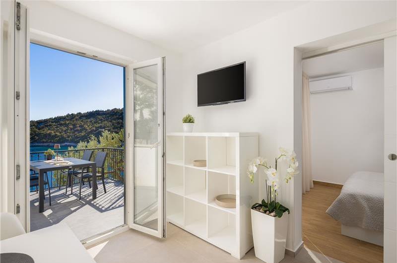 6 Bedroom Waterfront Villa with Pool in Uvala Ljubljeva near Trogir, Sleeps 12-13