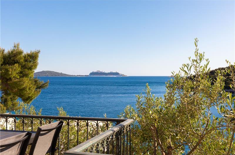 6 Bedroom Waterfront Villa with Pool in Uvala Ljubljeva near Trogir, Sleeps 12-13