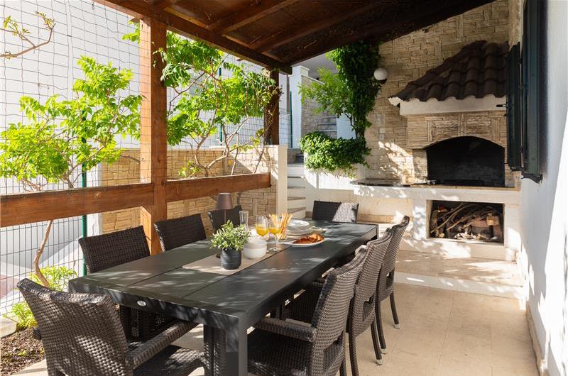 6 Bedroom Waterfront Villa with Pool in Uvala Ljubljeva near Trogir, Sleeps 12-13