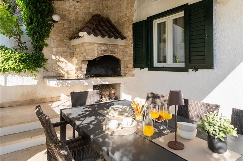 6 Bedroom Waterfront Villa with Pool in Uvala Ljubljeva near Trogir, Sleeps 12-13