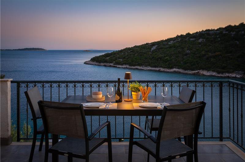 6 Bedroom Waterfront Villa with Pool in Uvala Ljubljeva near Trogir, Sleeps 12-13