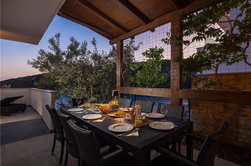 6 Bedroom Waterfront Villa with Pool in Uvala Ljubljeva near Trogir, Sleeps 12-13