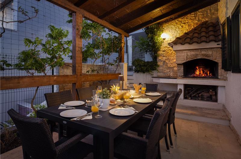 6 Bedroom Waterfront Villa with Pool in Uvala Ljubljeva near Trogir, Sleeps 12-13