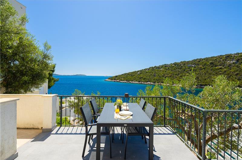 6 Bedroom Waterfront Villa with Pool in Uvala Ljubljeva near Trogir, Sleeps 12-13