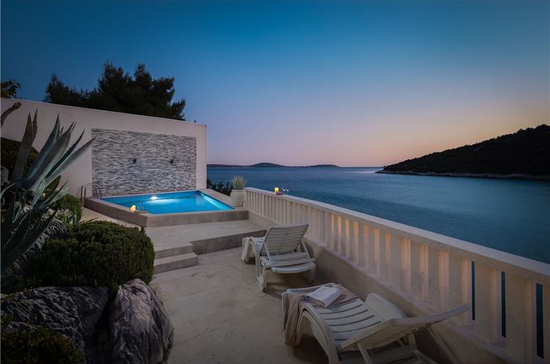 6 Bedroom Waterfront Villa with Pool in Uvala Ljubljeva near Trogir, Sleeps 12-13