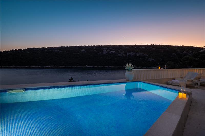 6 Bedroom Waterfront Villa with Pool in Uvala Ljubljeva near Trogir, Sleeps 12-13