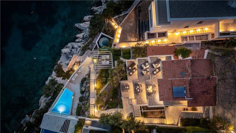 6 Bedroom Waterfront Villa with Pool in Uvala Ljubljeva near Trogir, Sleeps 12-13