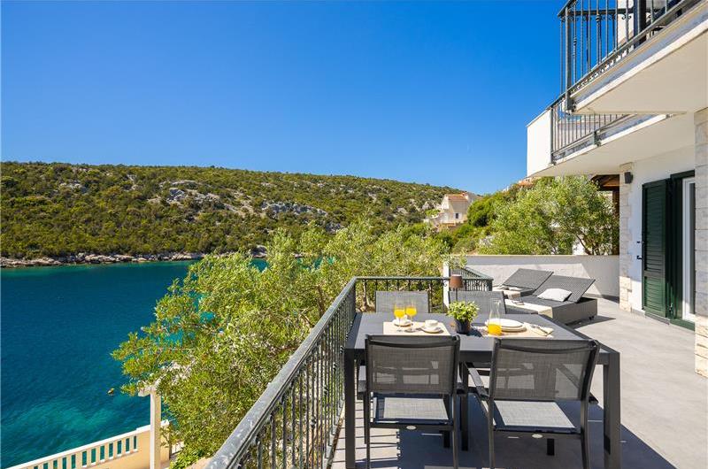 6 Bedroom Waterfront Villa with Pool in Uvala Ljubljeva near Trogir, Sleeps 12-13