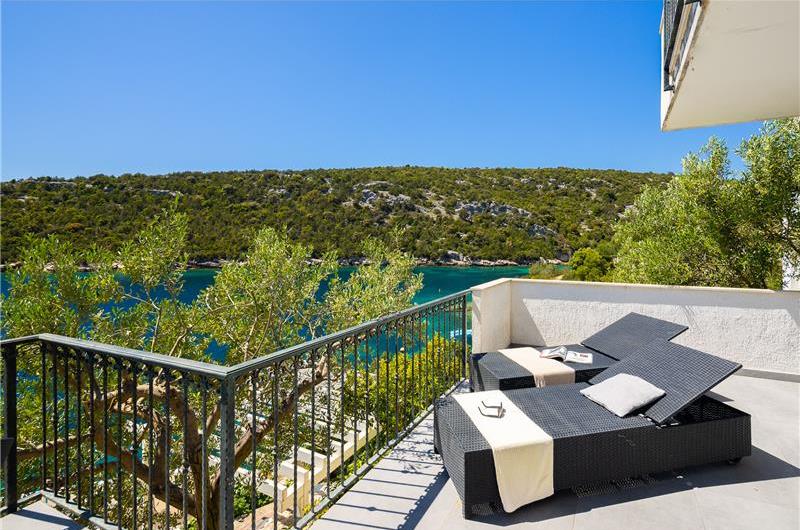 6 Bedroom Waterfront Villa with Pool in Uvala Ljubljeva near Trogir, Sleeps 12-13